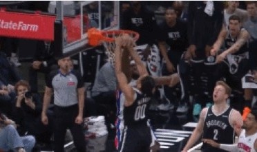 体育APP-摧枯拉朽！米诺特中路突击 飞身拉杆力压斯图尔特双手暴力隔扣